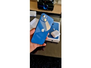 IPhone 13 couleur Bleu + Ecouteurs AirPods