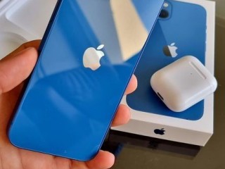 iphone-13-couleur-bleu-ecouteurs-airpods