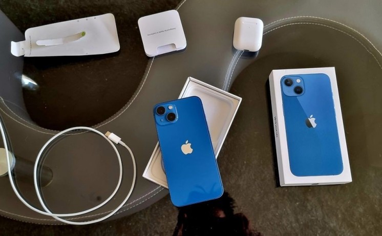 iphone-13-couleur-bleu-ecouteurs-airpods-big-1