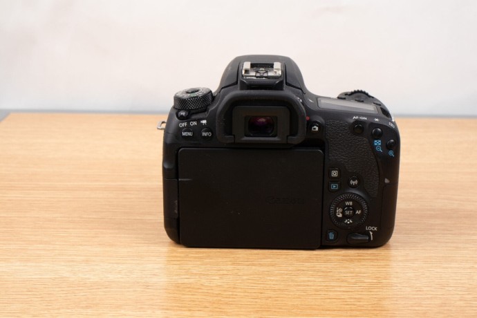 canon-eos-77d-big-3